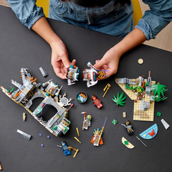 Конструктор LEGO Ninjago Деревня Хранителей | 71747