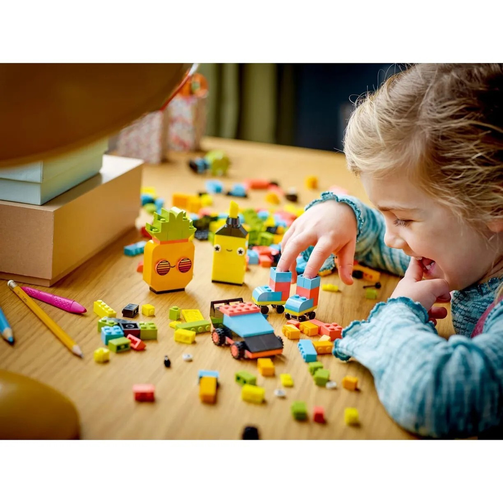 Конструктор LEGO Classic Творческое неоновое веселье | 11027