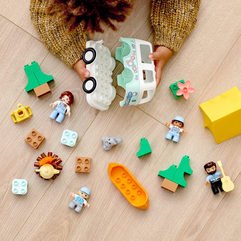 Конструктор LEGO DUPLO Town Семейное приключение на микроавтобусе | 10946