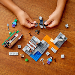 Конструктор LEGO Minecraft Заброшенная шахта | 21166