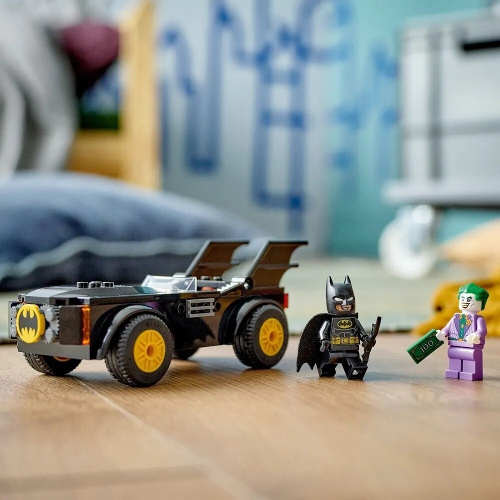 Конструктор LEGO Super Heroes Погоня на Бэтмобиле: Бэтмен против Джокера | 76264