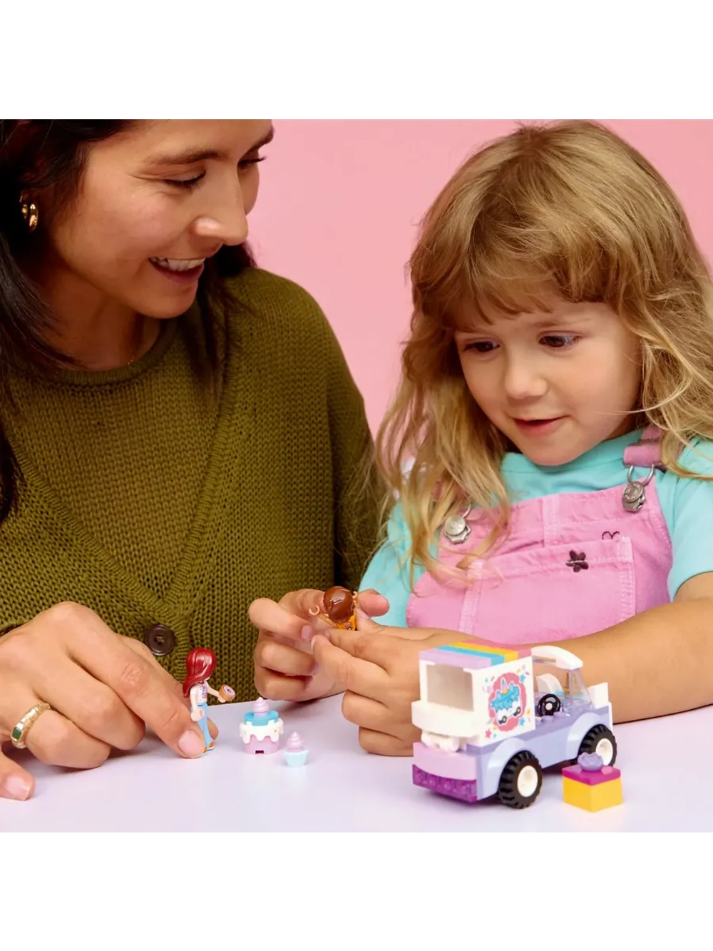 Конструктор LEGO Friends 42675 Фургон для доставки пирожных с единорогами
