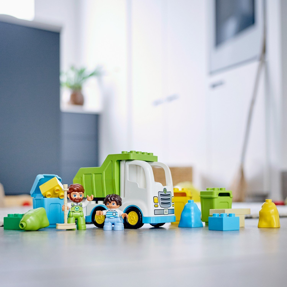 Конструктор LEGO DUPLO Town Мусоровоз и контейнеры для раздельного сбора мусора | 10945
