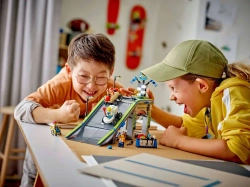 Конструктор LEGO CITY Никаких ограничений: автогоночная трасса | 60460
