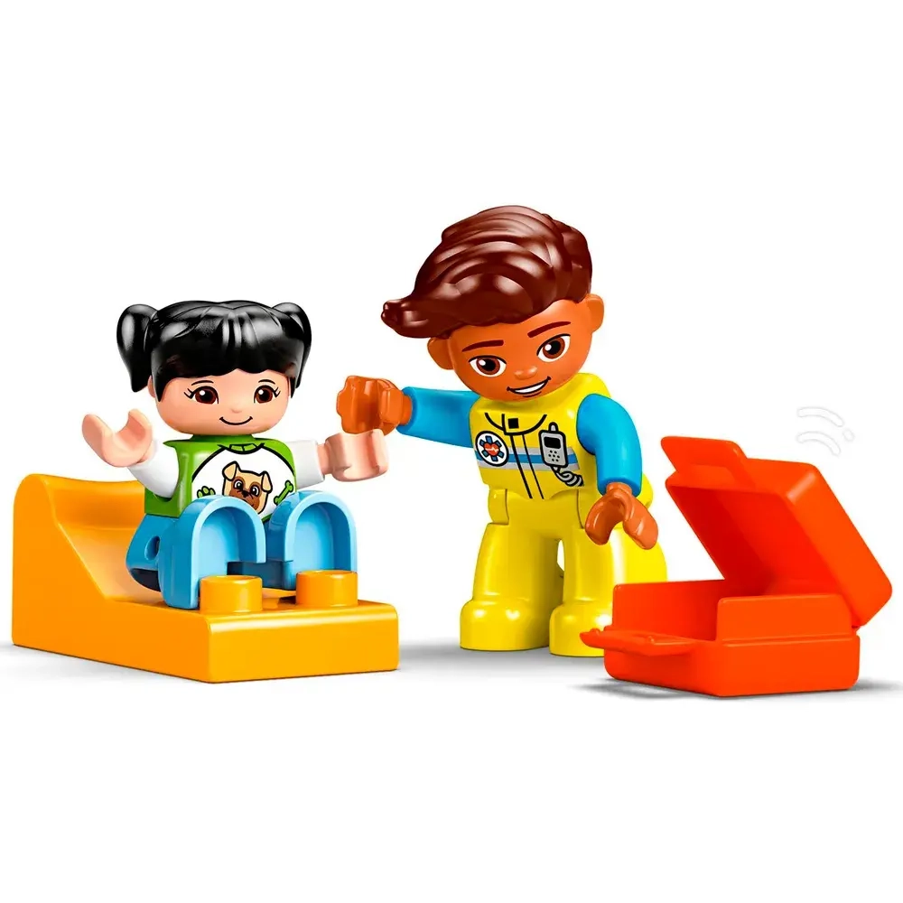 Конструктор LEGO DUPLO Машина скорой помощи с водителем | 10447