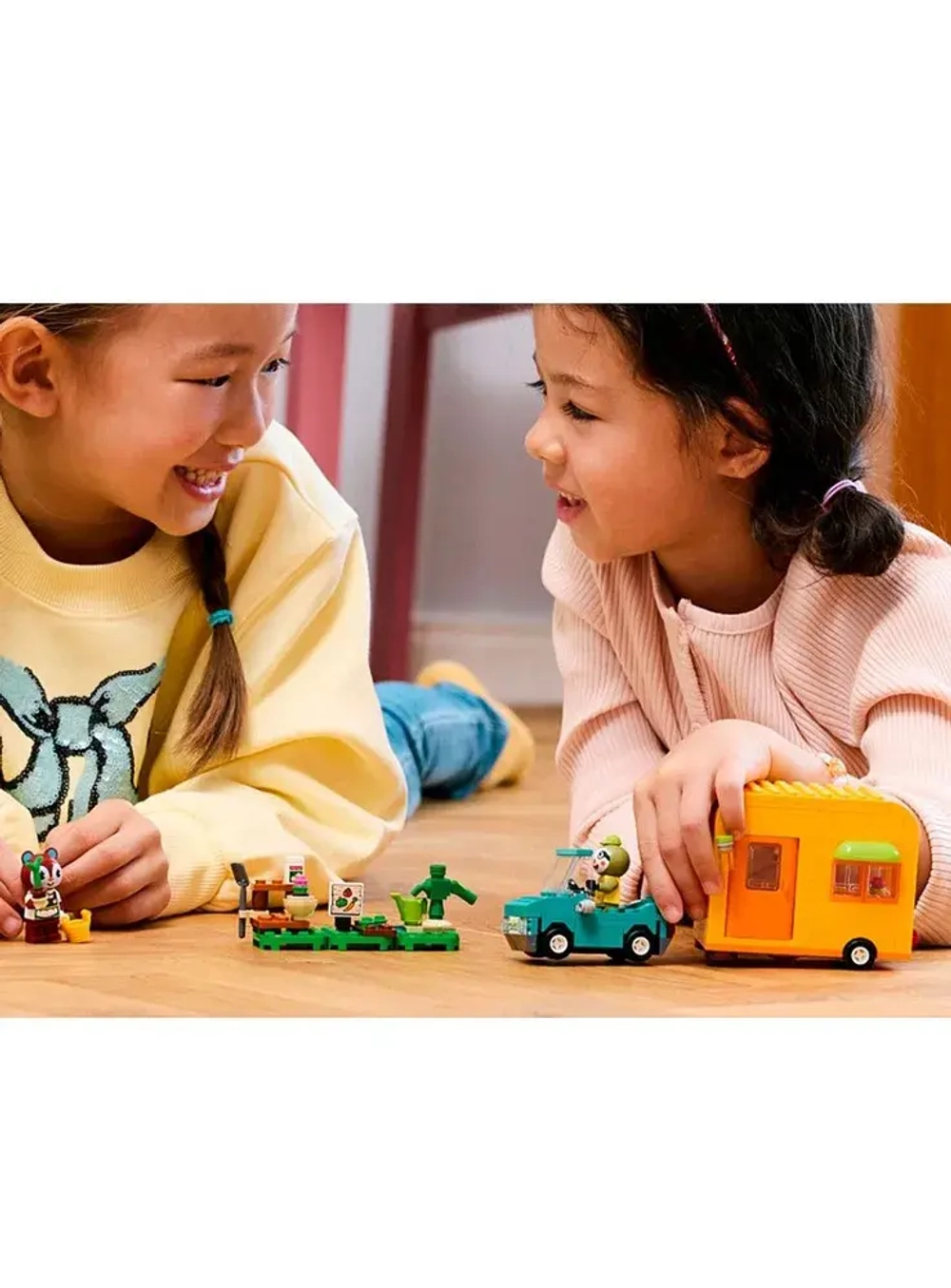 Конструктор LEGO Animal Crossing Автодом и садовый магазин Лейфа 77054