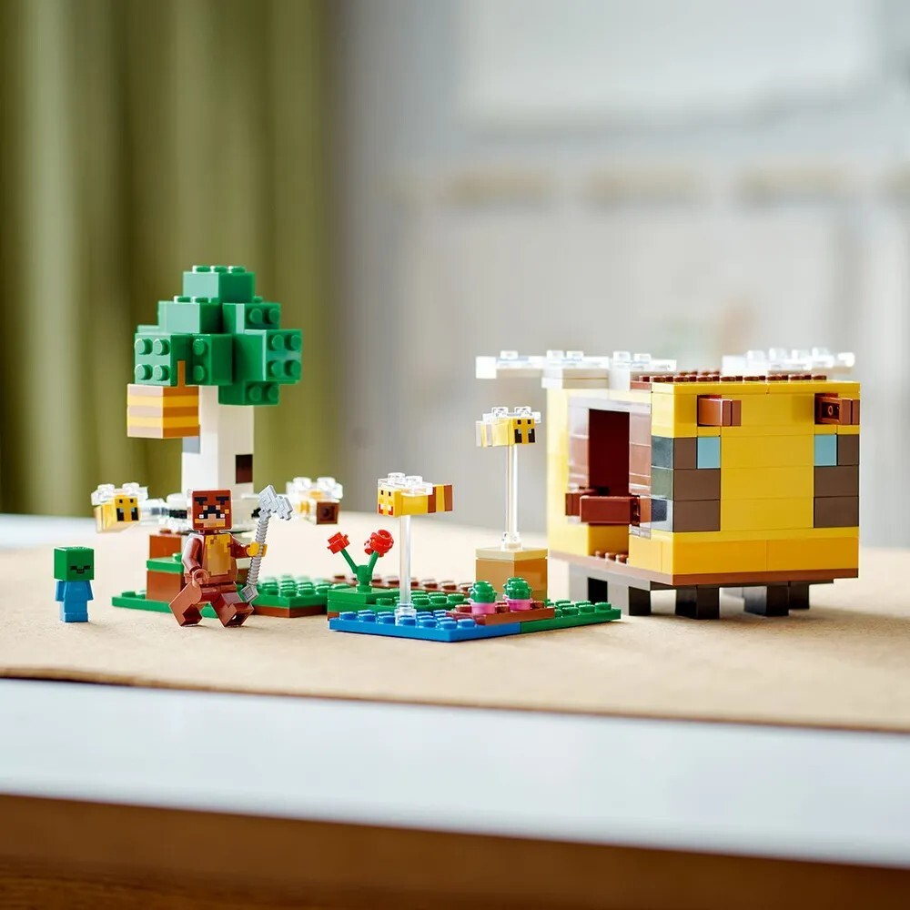 Конструктор LEGO Minecraft Пчелиный коттедж | 21241