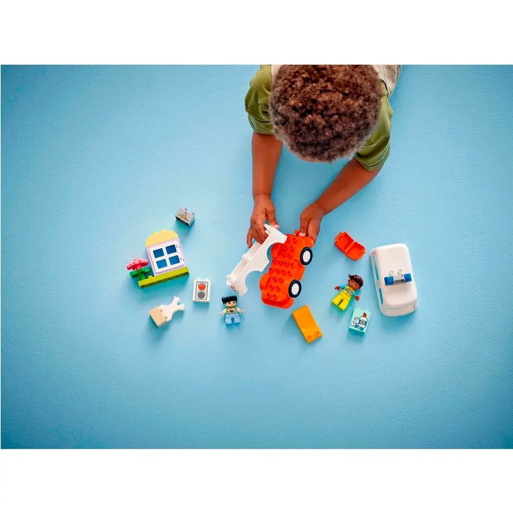 Конструктор LEGO DUPLO Машина скорой помощи с водителем | 10447